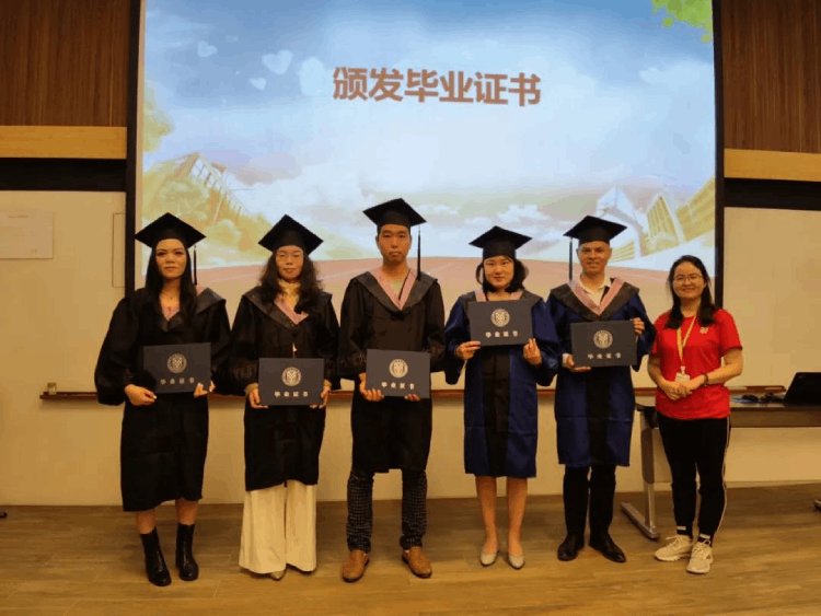 北京语言大学等众高校毕业生