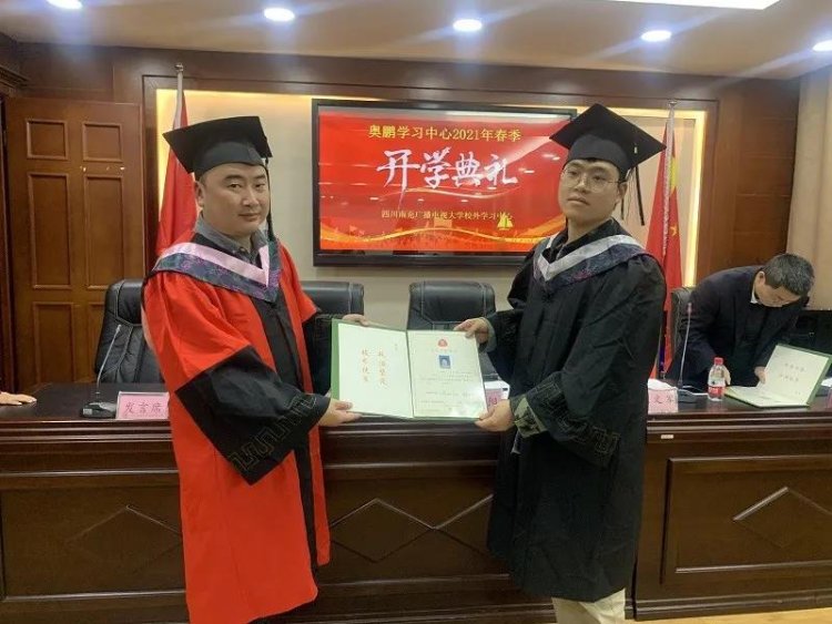 典礼在庄严的国歌声中拉开帷幕