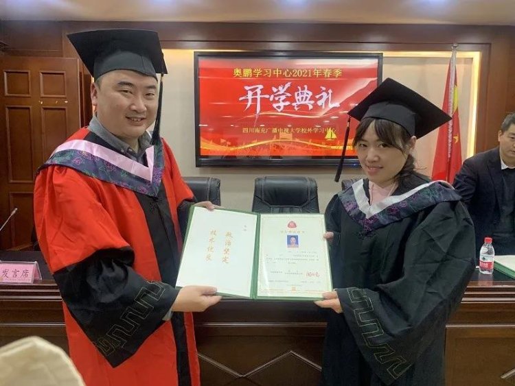典礼在庄严的国歌声中拉开帷幕。此外
